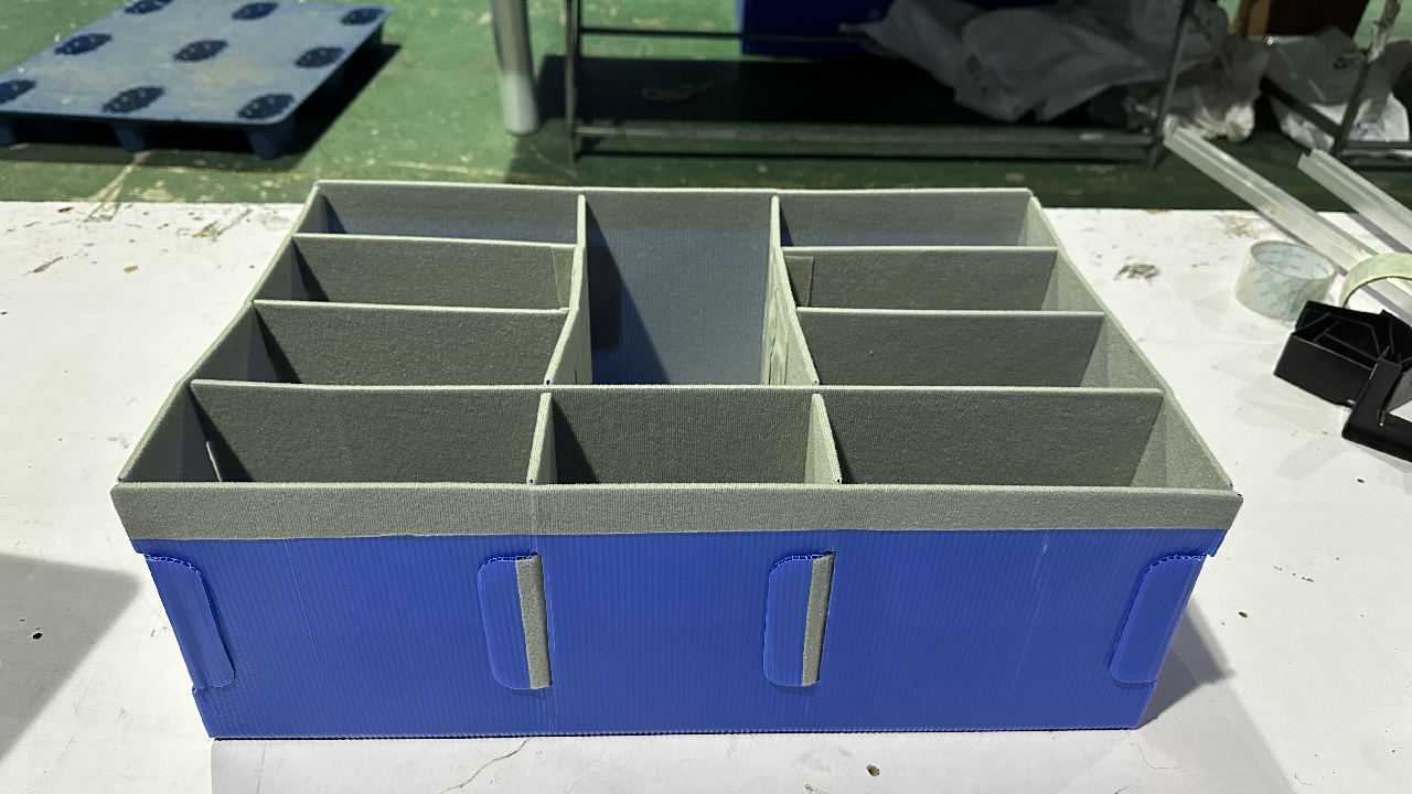 注塑箱  覆絨布中空板內(nèi)襯